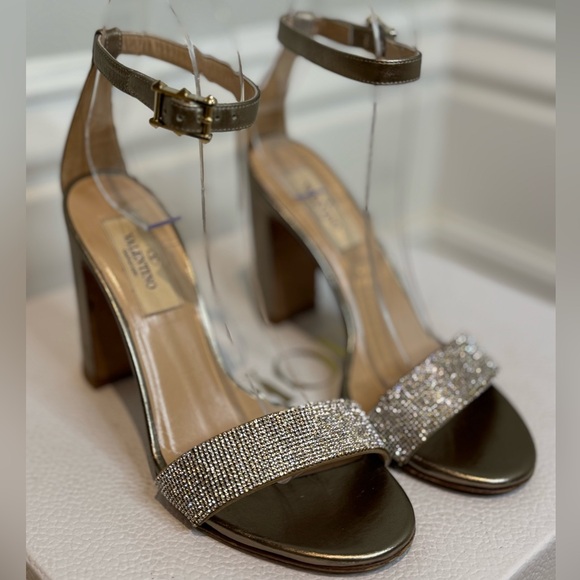 Can You Find A Better HOLIDAY VALENTINO HEEL??!! - Picture 2 of 10